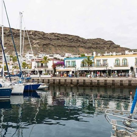 Precioso Yate En El Centro Del Puerto De Mogan Exterior foto