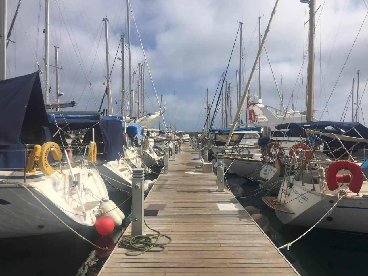 Precioso Yate En El Centro Del Puerto De Mogan Exterior foto