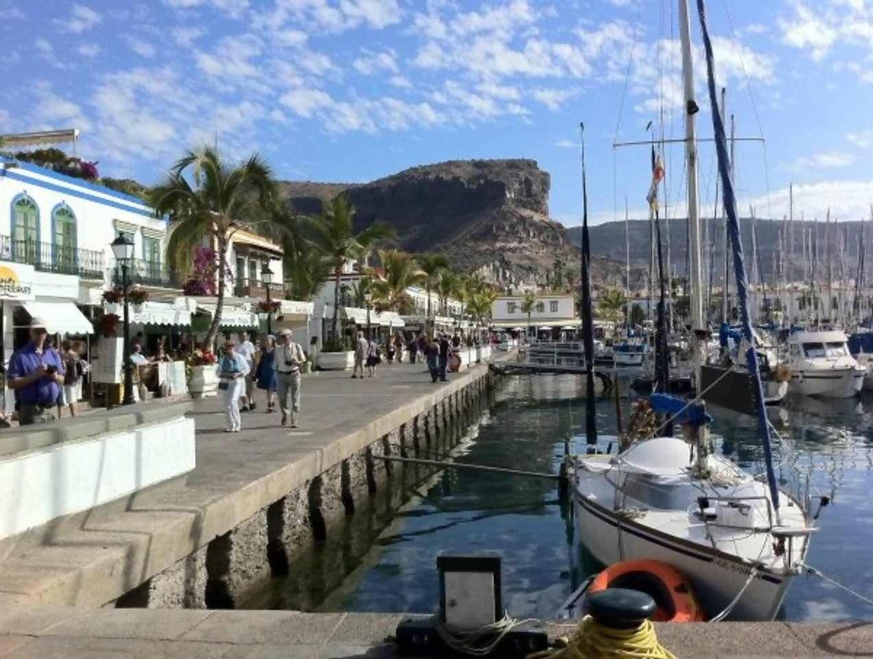 Precioso Yate En El Centro Del Puerto De Mogan Exterior foto