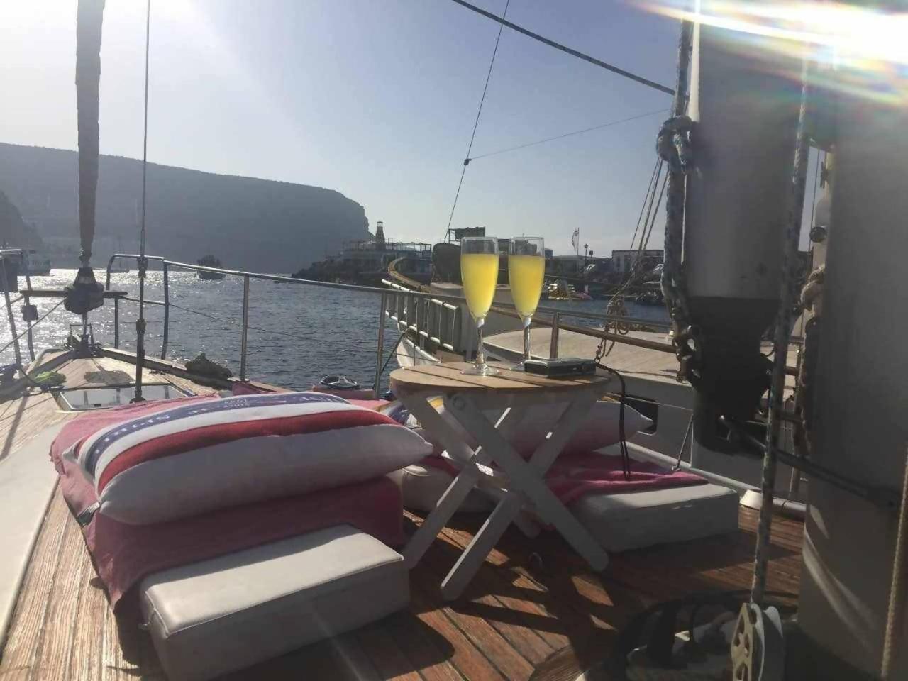 Precioso Yate En El Centro Del Puerto De Mogan Exterior foto