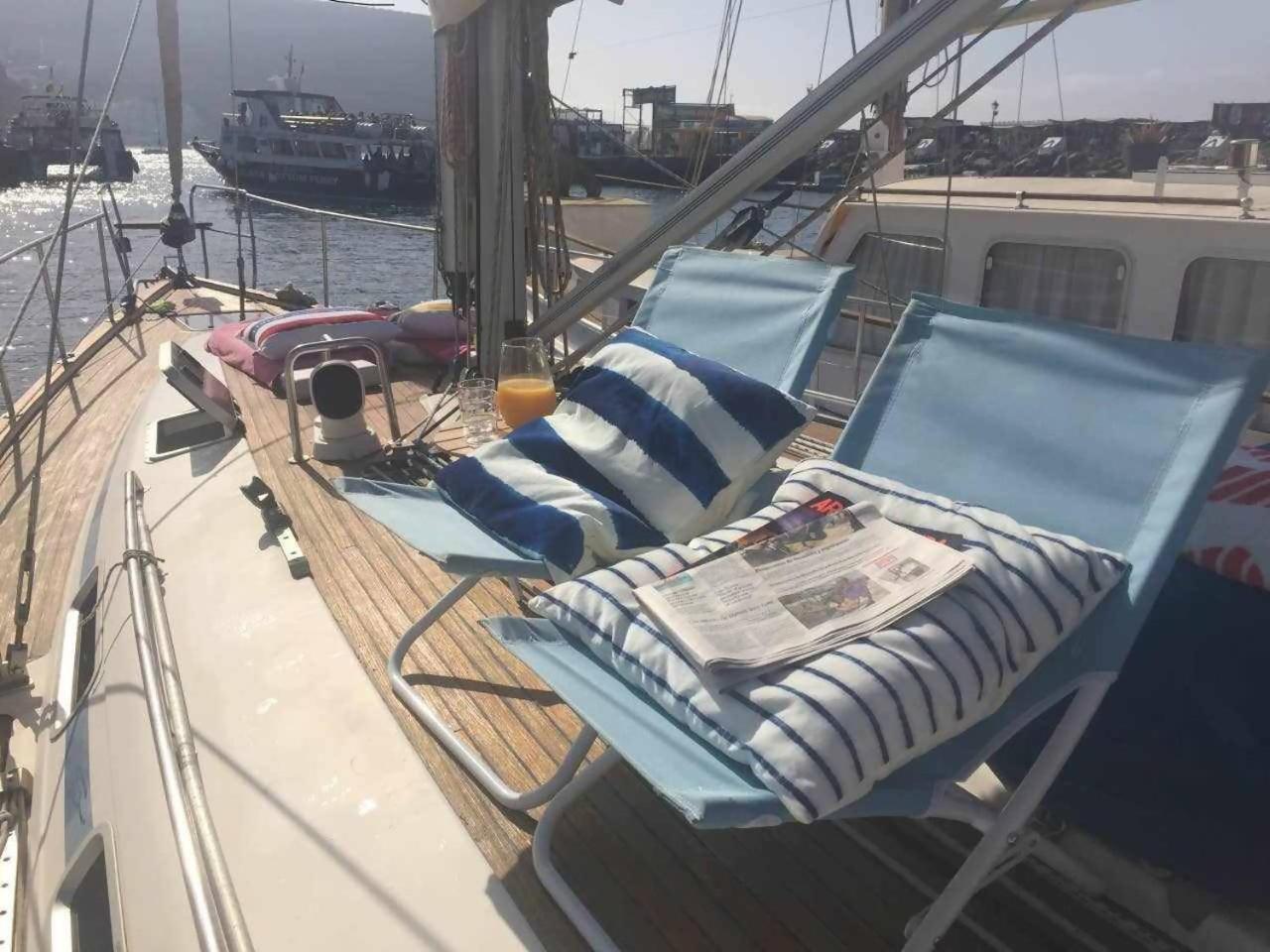 Precioso Yate En El Centro Del Puerto De Mogan Exterior foto