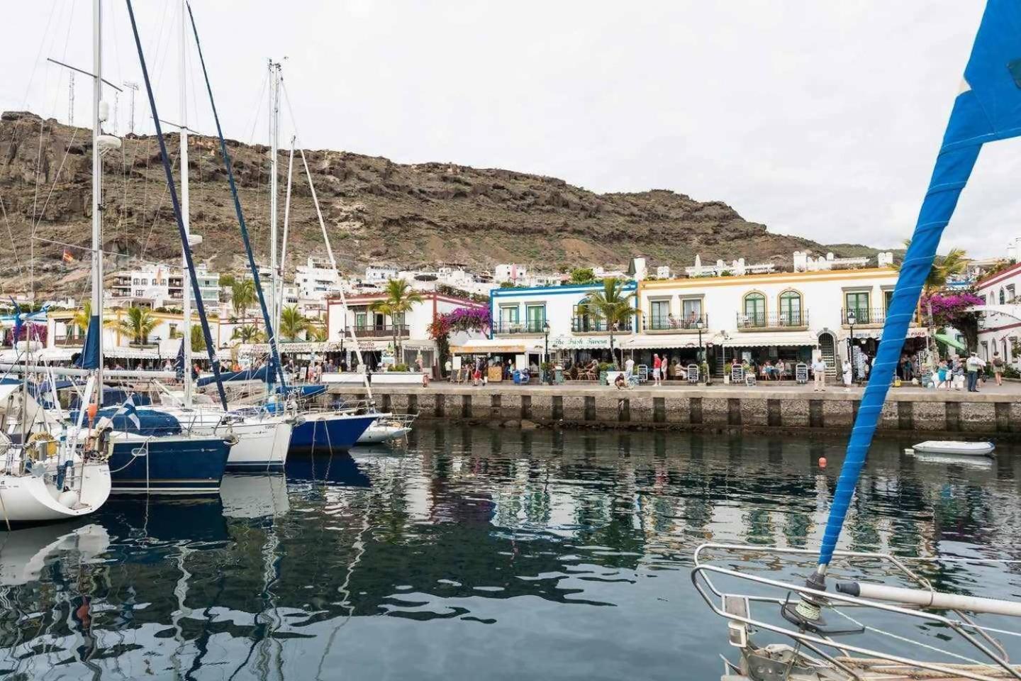 Precioso Yate En El Centro Del Puerto De Mogan Exterior foto