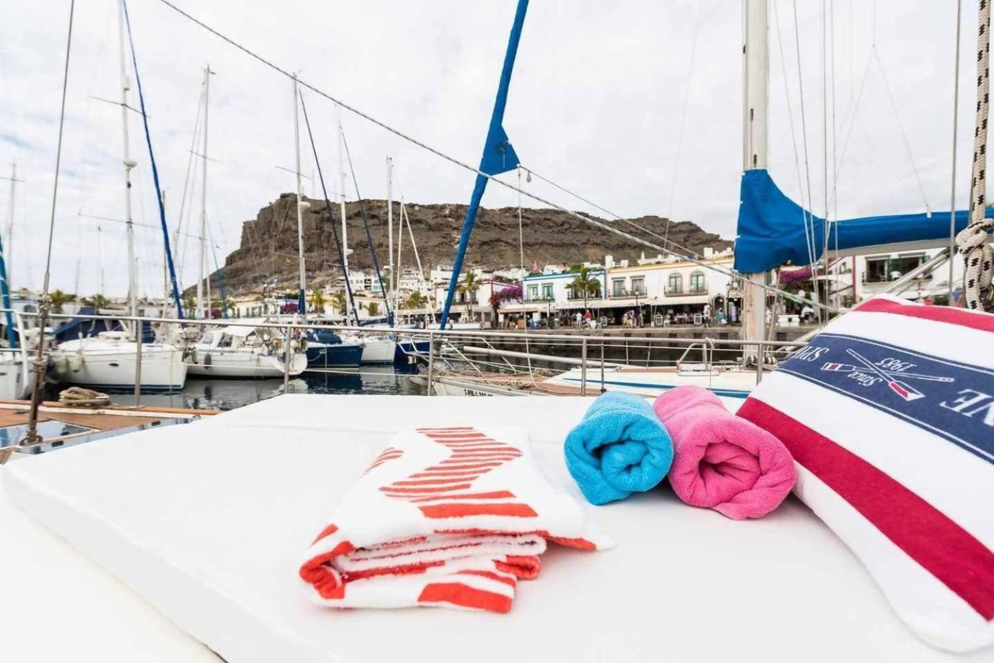Precioso Yate En El Centro Del Puerto De Mogan Exterior foto