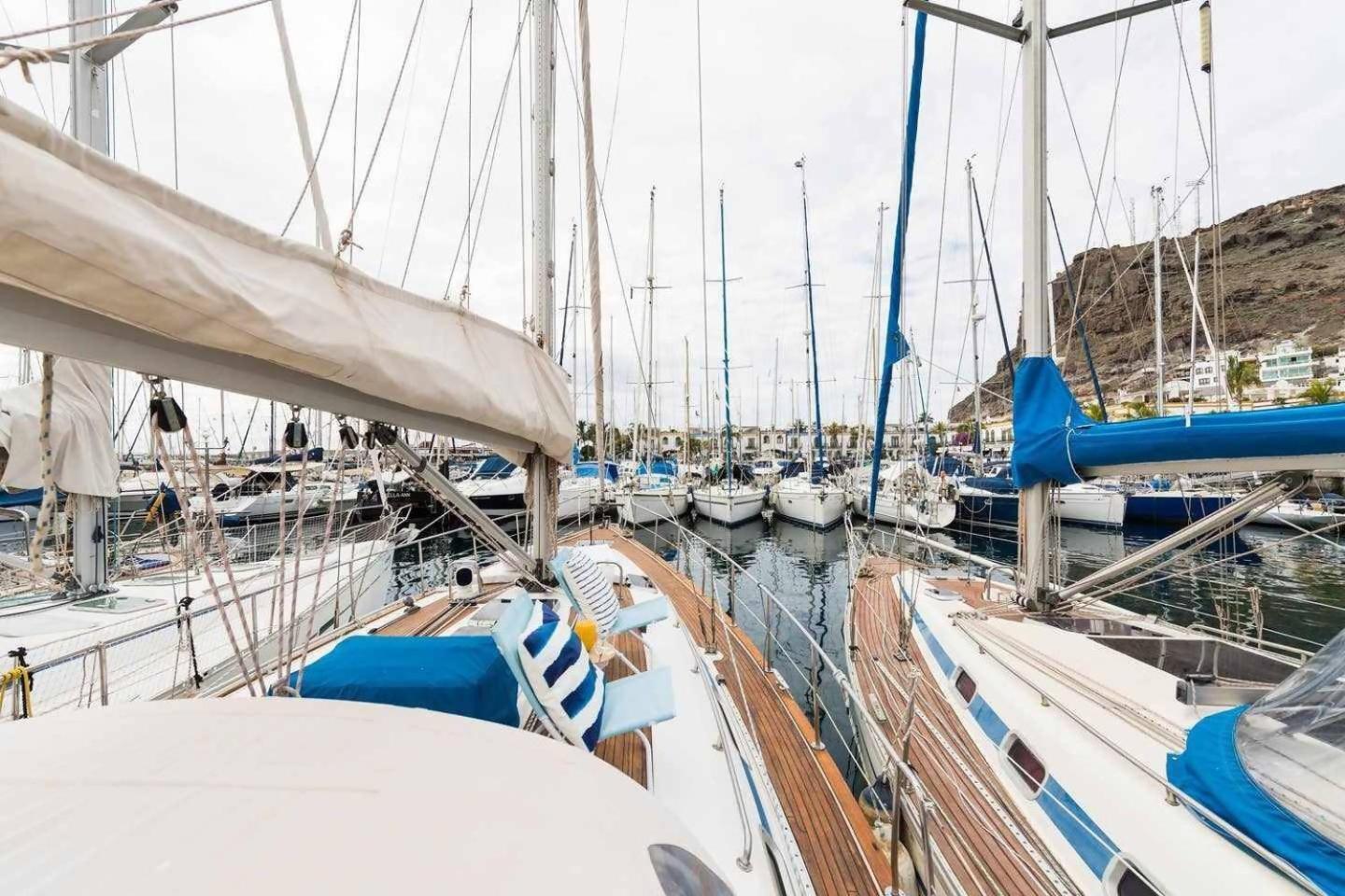 Precioso Yate En El Centro Del Puerto De Mogan Exterior foto