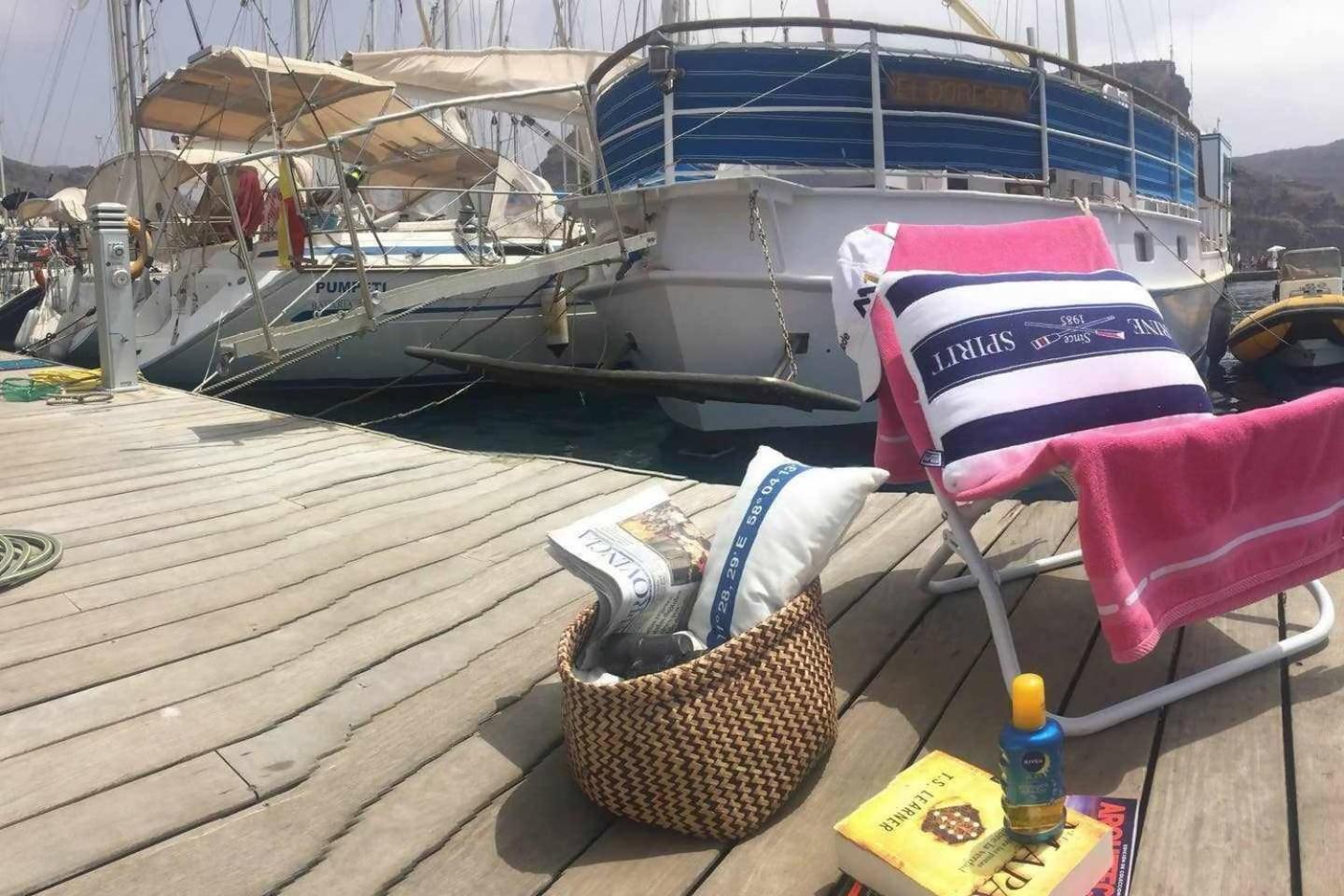 Precioso Yate En El Centro Del Puerto De Mogan Exterior foto