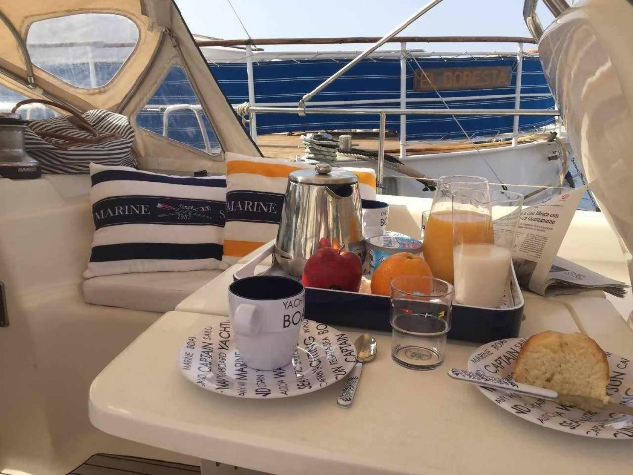 Precioso Yate En El Centro Del Puerto De Mogan Exterior foto